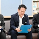 元西播磨県民局長の文書問題を巡り、兵庫県の内部調査について弁護士の見解を説明する兵庫県職員局職員＝県庁