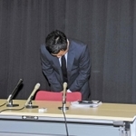 ドクターヘリの不適切な整備事案が発覚し、記者会見で謝罪する学校法人「ヒラタ学園」の平田光弘副理事長（中央）ら＝29日午後、神戸市中央区神戸空港