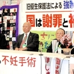 最高裁大法廷での上告審弁論後に報告集会を開いた弁護団や原告ら＝２９日午後、東京都千代田区