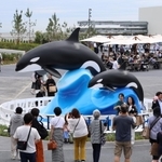 モニュメントの前で記念写真を撮影する一般内覧会の参加者ら＝３０日午後、神戸市須磨区若宮町１、神戸須磨シーワールド（撮影・長嶺麻子）