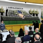 慰霊式典で献花台に花を手向ける殉職者の親族ら＝兵庫県警察学校