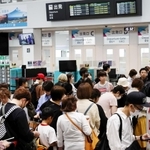 滑走路閉鎖のため、払い戻しなどの手続きのために混雑する出発口前＝３１日午後３時３２分、神戸市中央区、神戸空港