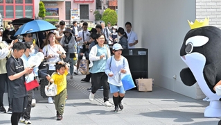 オープンし、笑顔で入場する人たち＝１日午前、神戸市須磨区若宮町１、神戸須磨シーワールド（撮影・斎藤雅志）