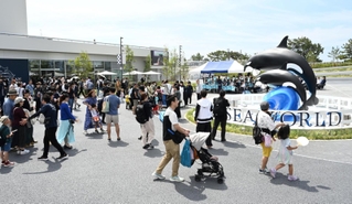 来場者でにぎわう園内＝１日午前、神戸市須磨区若宮町１、神戸須磨シーワールド（撮影・斎藤雅志）