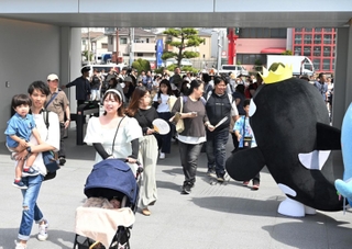 オープンし、笑顔で入場する人たち＝１日午前、神戸市須磨区若宮町１、神戸須磨シーワールド（撮影・斎藤雅志）