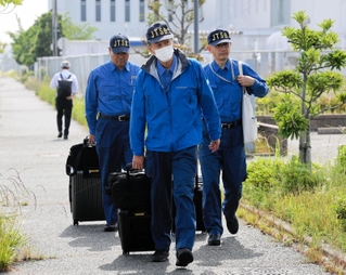 ヒラタ学園航空事業本部に入る運輸安全委員会の航空事故調査官＝１日午前、神戸市中央区