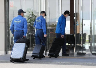ヒラタ学園航空事業本部に入る運輸安全委員会の航空事故調査官＝１日午前、神戸市中央区