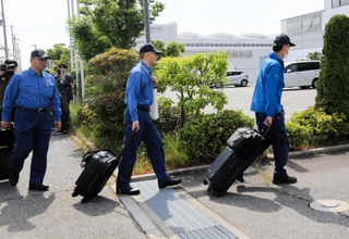 ヒラタ学園航空事業本部に入る運輸安全委員会の航空事故調査官ら＝１日午前、神戸市中央区