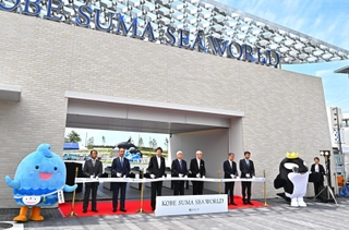 テープカットでオープンを祝う関係者ら＝１日午前、神戸市須磨区若宮町１、神戸須磨シーワールド（撮影・斎藤雅志）