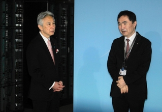 スーパーコンピューター「富岳」を視察する盛山正仁文部科学相（左）＝２日午後、神戸市中央区港島南町７