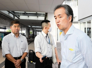 ２日間の現地調査を終え、取材に応じる運輸安全委員会の航空事故調査官＝２日午後、神戸市中央区、神戸空港