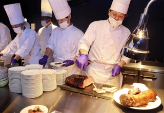 「ブルーオーシャン」のメニューを作る料理人たち＝神戸市須磨区若宮町１、神戸須磨シーワールド