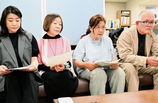 元西播磨県民局長の文書問題を巡り、百条委員会の設置を求めて兵庫県議会に請願を提出した市民グループ「風通しの良い兵庫」＝兵庫県庁