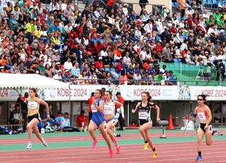 週末となったパラ陸上世界選手権の大会第２日、スタンドから声援を送る大勢の観客＝５月１８日、神戸市須磨区、ユニバー記念競技場
