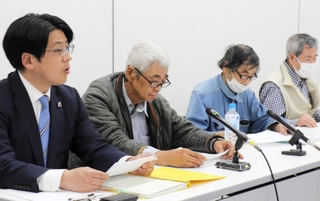 提訴後の記者会見でワクチン接種を巡る国や神戸市などの責任を訴える男性の遺族ら＝３日午後、神戸市中央区東町