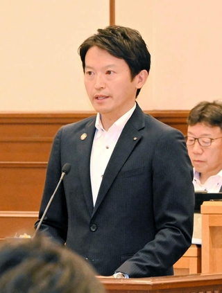 兵庫県議会本会議で、元西播磨県民局長の文書問題について「県民の皆さまにご心配をおかけしている」と謝罪した斎藤元彦知事＝県公館