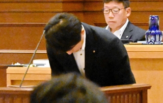 兵庫県議会本会議で、元西播磨県民局長の文書問題について「県民の皆さまにご心配をおかけしている」と謝罪する斎藤元彦知事＝県公館