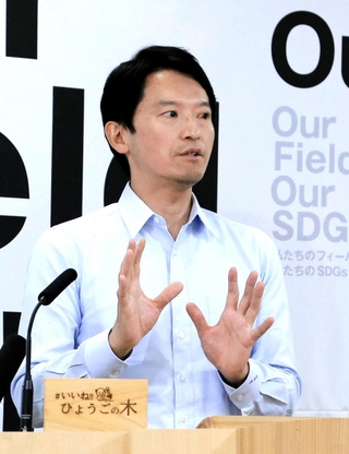 定例会見で元西播磨県民局長の文書問題について話す斎藤元彦知事＝５日午後、兵庫県庁