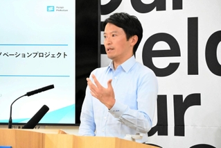 兵庫県の元西播磨県民局長が作成した文書問題について、定例会見で記者の質問に答える斎藤元彦知事＝５日午後、兵庫県庁