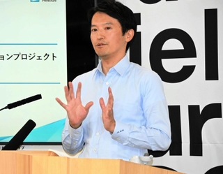 兵庫県の元西播磨県民局長が作成した文書問題について、定例会見で記者の質問に応じる斎藤元彦知事＝５日午後、兵庫県庁