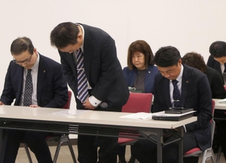 病床機能検討部会で謝罪する神戸徳洲会病院の幹部ら＝６日夜、神戸市中央区八幡通４の三宮研修センター