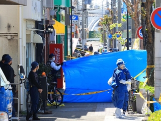 店内で男性が血を流して倒れていたラーメン店の周辺を調べる警察官＝２０２３年４月２２日、神戸市長田区東尻池町９