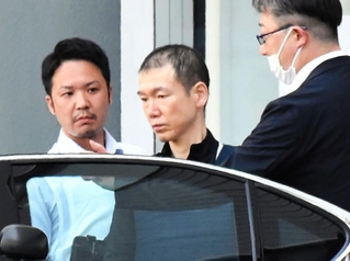 車に乗り込む金沢成樹こと金成行容疑者（左から２人目）＝神戸市中央区神戸空港