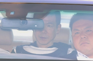 ラーメン店主殺害の容疑で逮捕され、兵庫県警長田署に移送される金成行容疑者（後部中央）＝７日午後４時１６分、神戸市長田区北町３