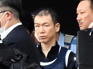 長田署へ移送される金成行容疑者（中央）＝神戸市中央区神戸空港