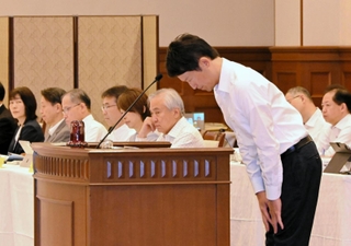 兵庫県議会本会議の代表質問で、元西播磨県民局長の文書の問題を巡る県政の混乱について謝罪する斎藤元彦知事＝県公館