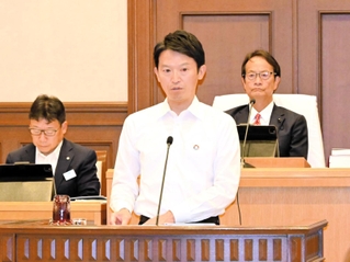 兵庫県議会本会議の代表質問で、元西播磨県民局長の文書を巡る問題について答弁する斎藤元彦知事＝県公館