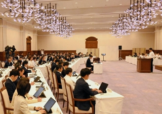 兵庫県議会本会議の代表質問で、元西播磨県民局長の文書を巡る問題について、斎藤元彦知事が答弁した＝県公館