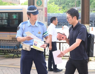 神戸電鉄岡場駅前で情報提供を呼びかける有馬署員＝神戸市北区藤原台中町１