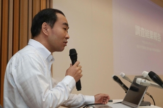 中学生が自殺した問題の調査結果について会見する第三者委員会の曽我智史委員長＝８日午後、相生市相生６、市文化会館なぎさホール（撮影・辰巳直之）