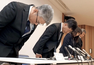 調査報告書で学校側の対応を批判され、謝罪する坂本浩宣教育長（左から２人目）ら＝８日午後、相生市相生６、市文化会館なぎさホール（撮影・辰巳直之）