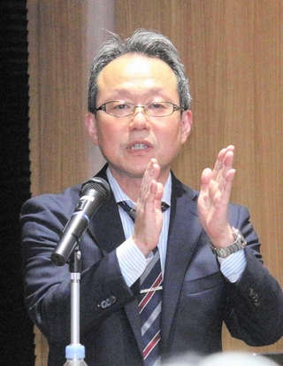 「心房細動」の治療について語る福沢公二特命教授＝神戸市灘区岩屋北町１、兵庫県予防医学協会健診センター
