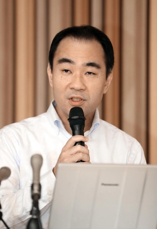 調査報告書の内容について説明する第三者委員会の曽我智史委員長＝８日午後、相生市相生６、市文化会館なぎさホール（撮影・辰巳直之）