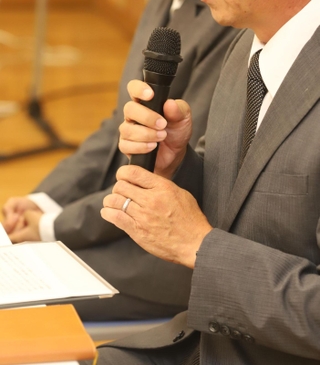 亡くなった息子や学校への思いを語る両親＝８日午後、相生市相生６、市文化会館なぎさホール（撮影・辰巳直之）