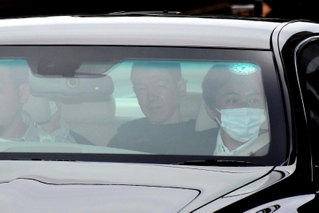 兵庫県警長田署から送検される金成行容疑者（中央）＝９日午前、神戸市長田区北町３