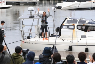ミランダ号でセレモニー会場に登場した木村啓嗣さん＝９日午前、西宮市西宮浜４、新西宮ヨットハーバー（撮影・吉田敦史）