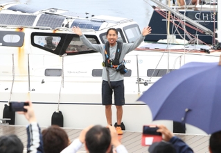 ミランダ号から桟橋に降り立った木村啓嗣さん＝９日午前、西宮市西宮浜４、新西宮ヨットハーバー（撮影・吉田敦史）