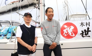 ミランダ号を背に堀江謙一さん（左）と取材に応じる木村啓嗣さん＝９日午前、西宮市西宮浜４、新西宮ヨットハーバー（撮影・吉田敦史）