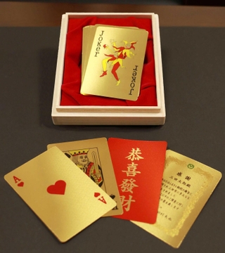 ふるさと納税の返礼品に加わる純金製のトランプ（三田市提供）