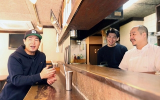 英語と日本語を交えてやりとりする長谷川穂積さん（左）とソムキット・シェントンさん（右）、店長で元プロボクサーの田中博人さん＝神戸市中央区中山手通１、クルアタイ（撮影・中西幸大）