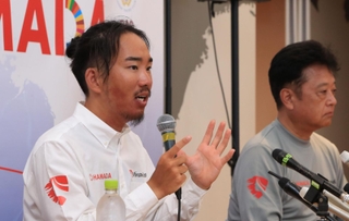 会見で２３１日間の航海を振り返る木村啓嗣さん（左）＝９日午後、西宮市西宮浜４、新西宮ヨットハーバー（撮影・吉田敦史）