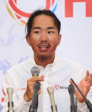 会見で２３１日間の航海を振り返る木村啓嗣さん＝９日午後、西宮市西宮浜４、新西宮ヨットハーバー（撮影・吉田敦史）