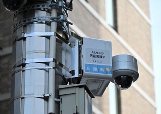 サンキタ通り商店街東側の電柱に設置されたＡＩカメラ。人の滞留を検知すると「客引き禁止」の自動音声が流れる＝神戸市中央区