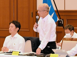 兵庫県議会本会議で、元西播磨県民局長の文書問題について答弁する片山安孝副知事（中央）と、席に座る斎藤元彦知事（左）＝10日午後、県公館