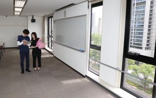 「応援ランナー枠」の出走者はスタートまでの時間を三宮研修センター内で過ごすことができる＝神戸市中央区八幡通４