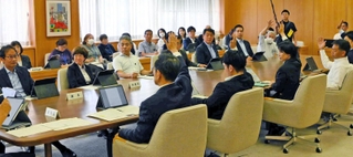 百条委員会の設置を求める市民グループの請願について審査する兵庫県議会の議会運営委員会＝県庁